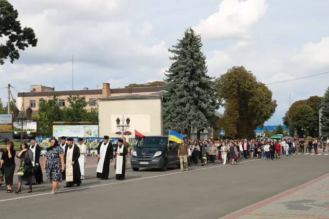 Прапор вручили синові: на Волині попрощалися із Героєм Сергієм Кацавальським (фото)