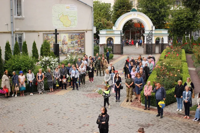 Стільки людей на похоронах давно не було: Луцьк прощався з трьома воїнами (фото, відео)