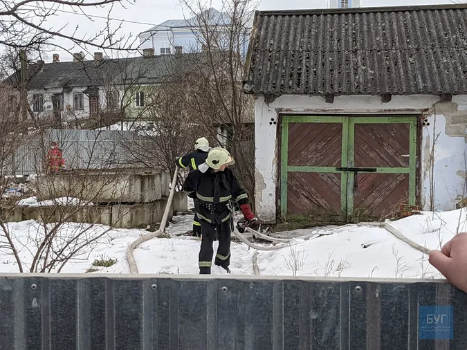 У Володимирі сталася пожежа: вогнеборці врятували жінку (фото)