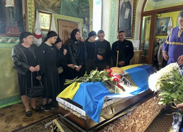 Вважався безвісти зниклим два роки: на Волині попрощалися з воїном Віктором Шоломом (фото)