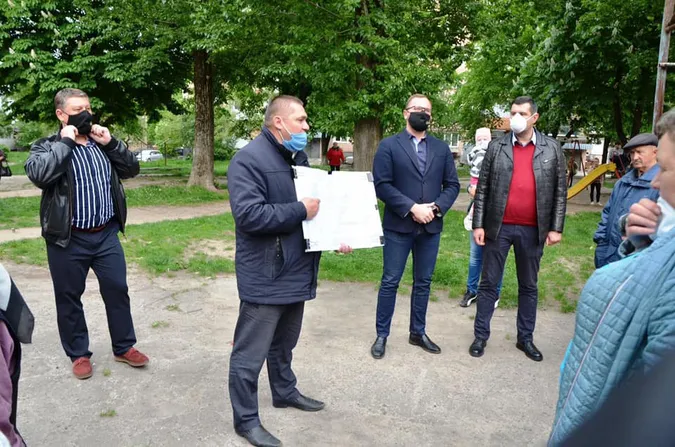 Розширені парковки та  LED-освітлення:  у Луцьку говорили про ремонт двору (фото)