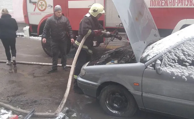 У Володимирі-Волинському посеред вулиці загорілася автівка (фото)