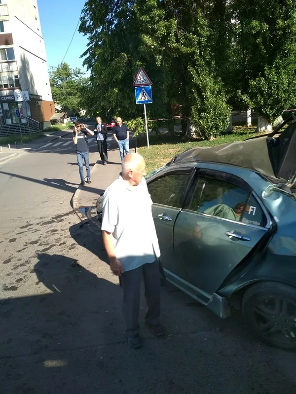 У Луцьку 23-річний водій влетів у стовп (фото)