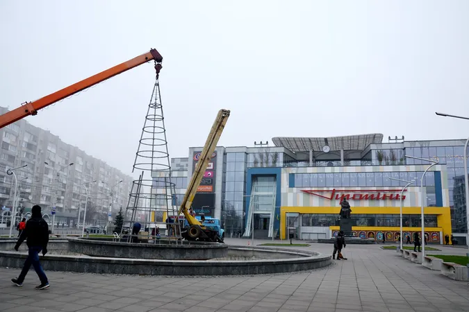 Біля луцького «Променя» монтують святкову ялинку (фото)