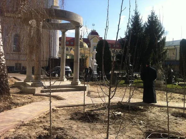 У Луцьку біля собору і кладовища встановлюють альтанку  (фото)