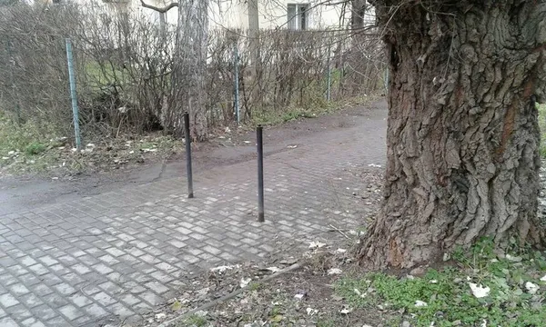 Луцькі муніципали продовжують зносити обмежувачі руху (фото)