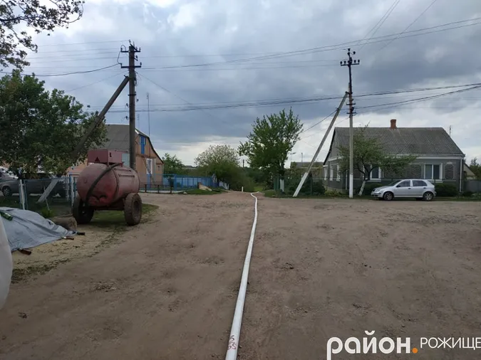 У Рожищі – масштабна пожежа: горить приміщення колишнього гуртожитку (фото, відео)