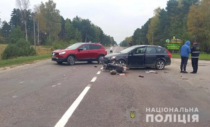 На волинській трасі мотоцикл врізався у легковик (фото)