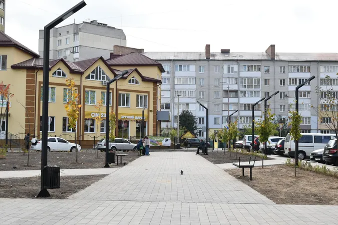 У Луцьку завершили роботи у сквері біля 26 школи: як він виглядає (фото, відео)