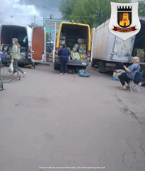 У Луцьку штрафуватимуть за продаж з автомобілів навпроти автостанції (фото)
