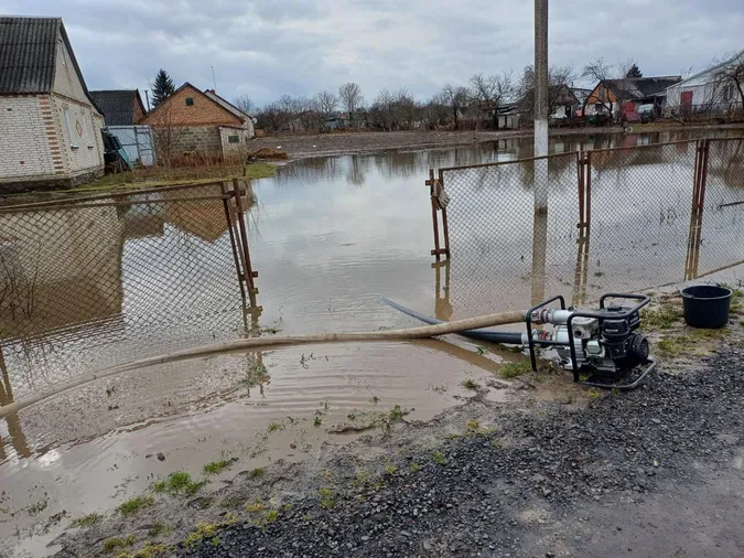 Відкачали понад 1000 тонн: вода позаливала городи волинян (фото)