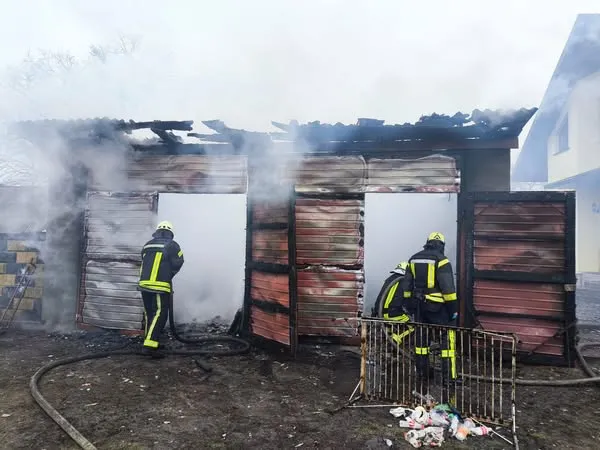 На Ковельщині горів гараж – причину пожежі встановлюють (фото)
