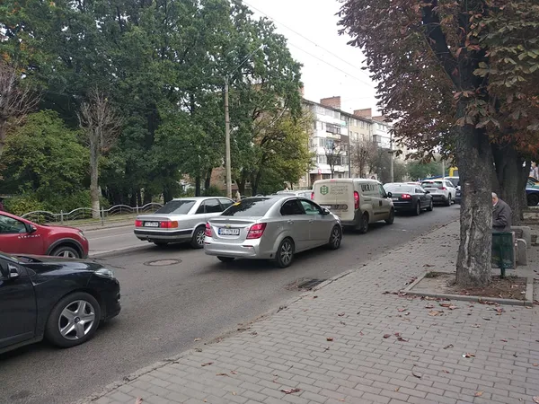 Луцьк стоїть у заторах: ремонтують дорогу (фото, відео)