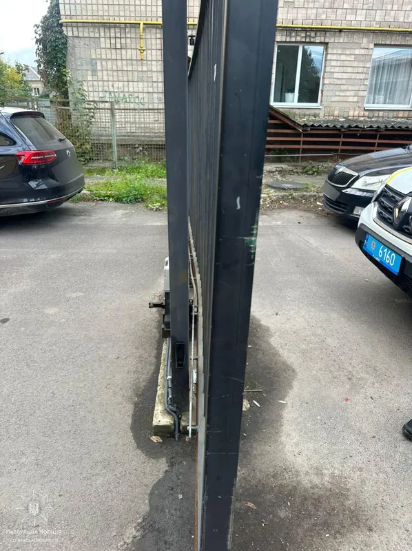 У Луцьку водій на Porsche втаранив паркан і втік (фото)