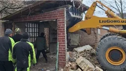 У Луцьку муніципали розвалили нічийну халупу в Старому місті (фото)