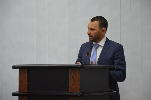 заступник Луцького міського голови Сергій Григоренко доповідає