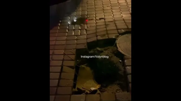Загроза для водіїв: у центрі Луцька провалилася бруківка (відео)