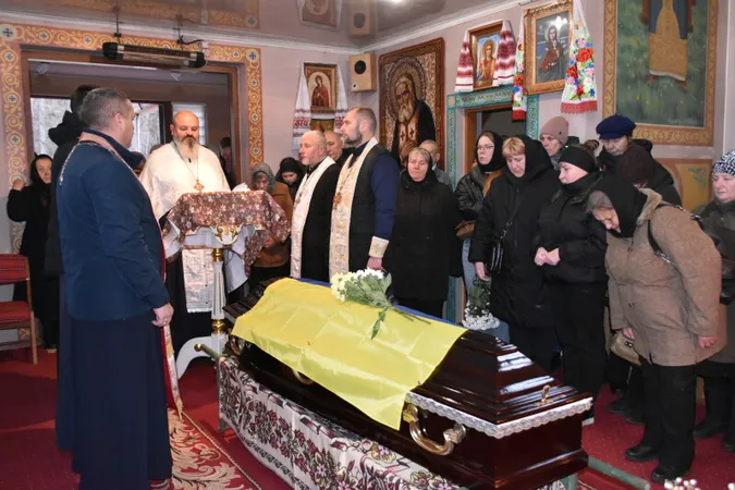 У Дачному поховали загиблого на війні Героя Олександра Філіпчука (фото)