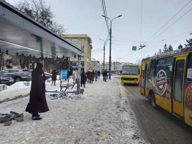 У центрі Луцька встановили чергову конструкцію розумної зупинки (фотофакт)