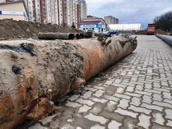 Могли лишитися без води: в Луцьку замінили 50 метрів аварійної труби (фото)