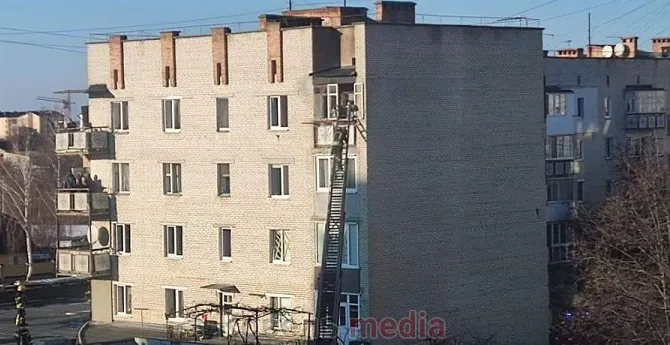 Евакуювали через вікно дітей: у Ковелі горить квартира (фото)