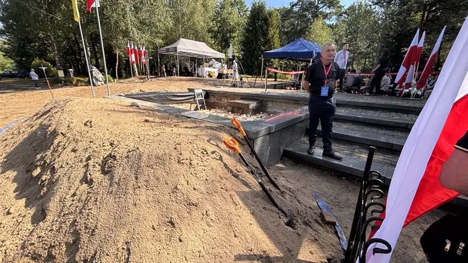 55 трун і спільна молитва: на Волині відбулося перепоховання жертв подій 1943 року (фото)