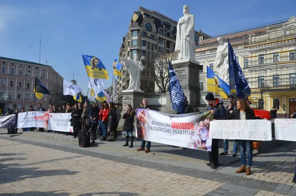 «Я — транс-жінка-феміністка» та «Бог! Батьківщина! Патріархат!»: у Києві контрмарші, є затримані
