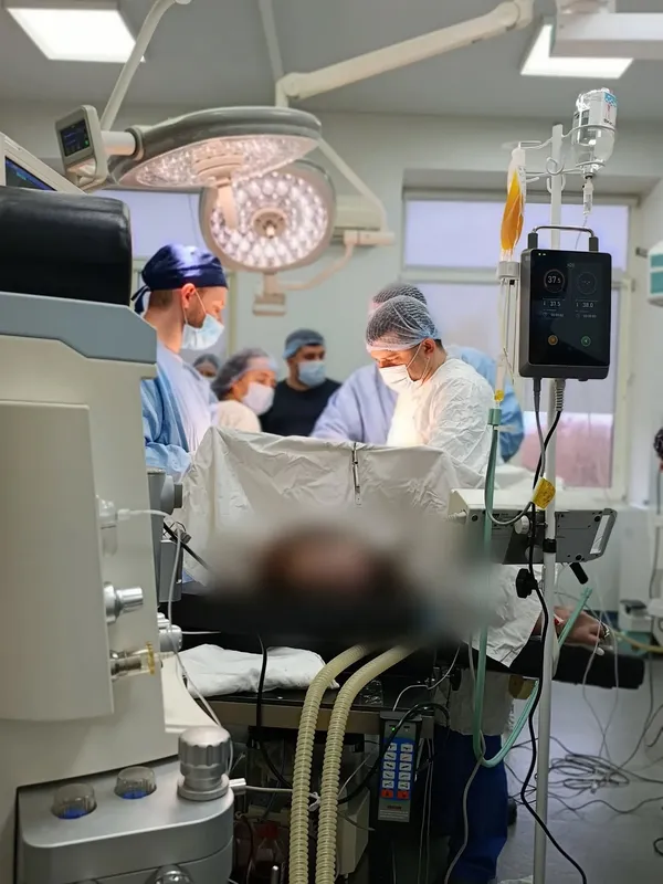 Дістали з того світу: як волинські медики рятували чоловіка, який упав з даху