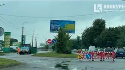 У Луцьку через «кратер» на дорозі перекрили половину Карпенка-Карого (фото)