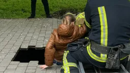 Тротуар вислизнув з-під ніг: в Одесі дитина провалилася у 4-метрову яму (фото)