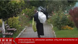 Штовханина, прокльони і барикади: московських попів виселили зі Свято-Успенського собору у Володимирі (відео)