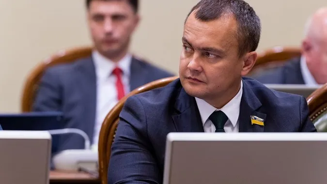 Нардеп Арістов, якого помітили на Мальдівах, складає мандат (фото)