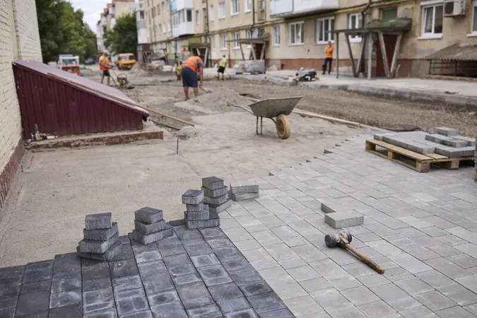 У Луцьку триває ремонт прибудинкових територій: роботи планують завершити до середини серпня (фото)
