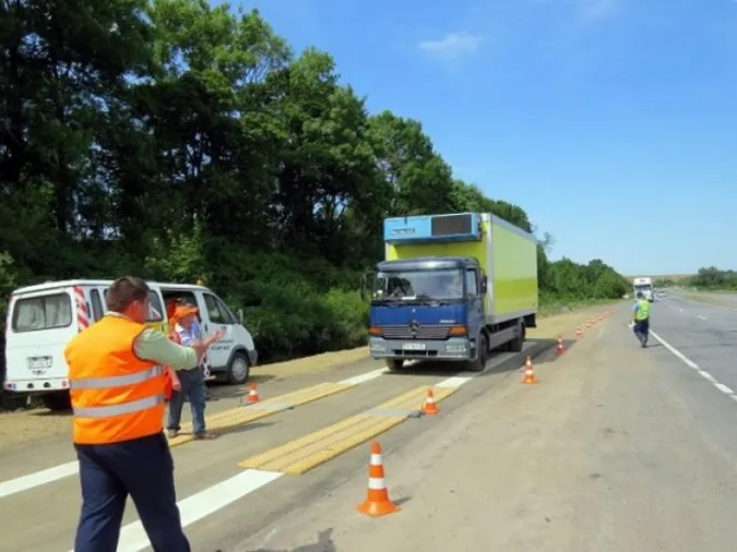 Підприємство змусили заплатити за проїзд вантажівок волинськими дорогами 