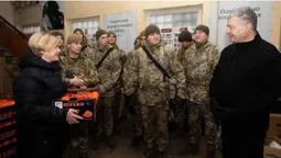 Порошенко привіз десантникам в Авдіївку обладнання для відеорозвідки й мандарини (фото)