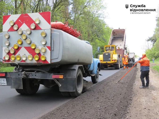 На автодорозі Луцьк – Ківерці облаштовують узбіччя (фото)