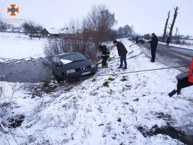На Волині мінівен з чотирма дітьми й немовлям злетів у кювет (фото)