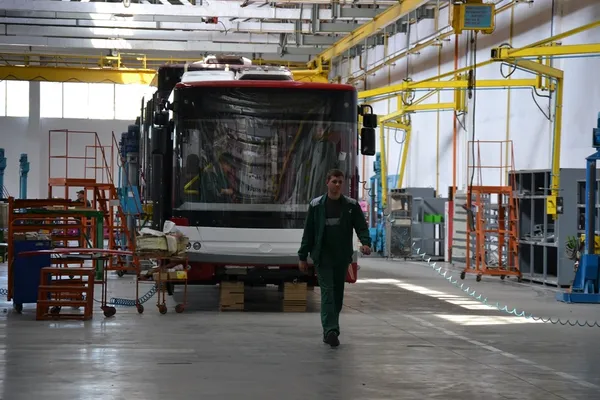 Спорожнілі цехи і огульні відповіді: луцькі депутати відвідали завод «Богдан» (фото)