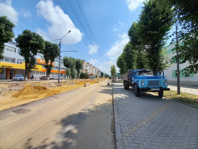 Знімають бруківку із тротуарів: що коїться на проспекті Волі у Луцьку (фото)