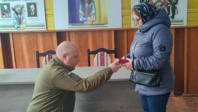 На Волині матері загиблого захисника вручили його посмертну нагороду (фото)