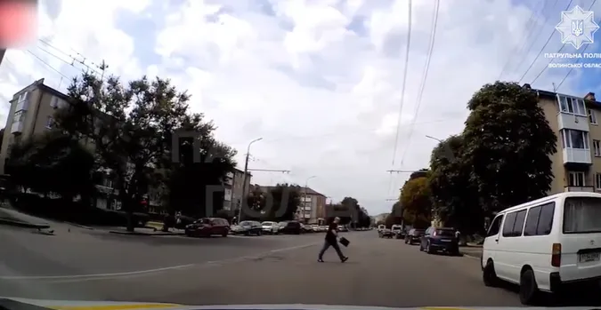 У Луцьку патрульні «відловлюють» несвідомих пішоходів (відео)