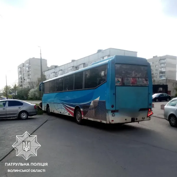 Водій був «під наркотою»: у Луцьку автобус врізався у бордюр і перекрив дорогу (фото, відео)