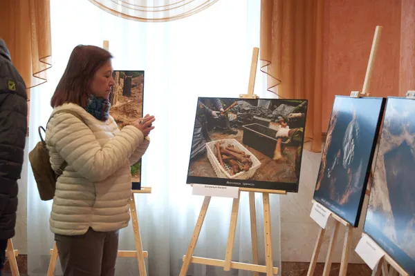 У Луцьку відкрили фотовиставку про воєнні злочини РФ (фото)