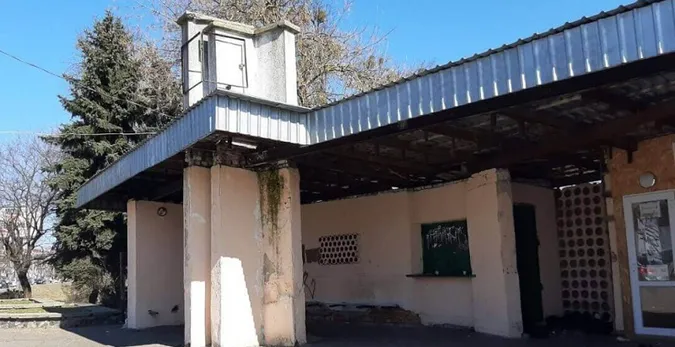 Заважають: у Луцьку водіїв просять не паркуватися на зупинці біля Старого ринку