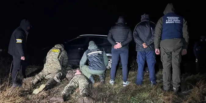 На Волині військовий і цивільний вели ухилянтів до Білорусі (фото)