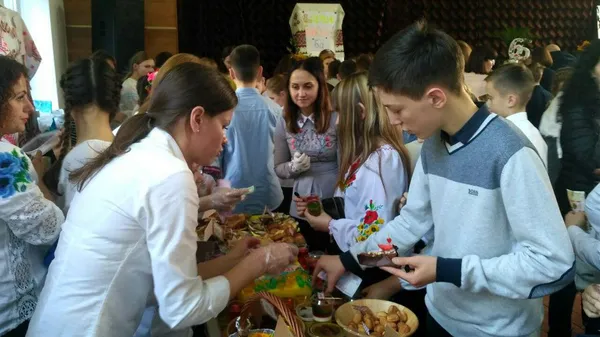 У луцькій гімназії відбувся благодійний ярмарок – збирали гроші для онкохворих дітей (фото, відео)