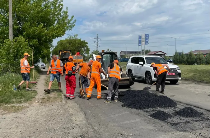 У Луцьку почали ремонтувати аварійні ділянки доріг (фото, відео)