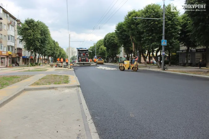 Фінішна пряма: як у Луцьку на Волі вкладають асфальт (фото)