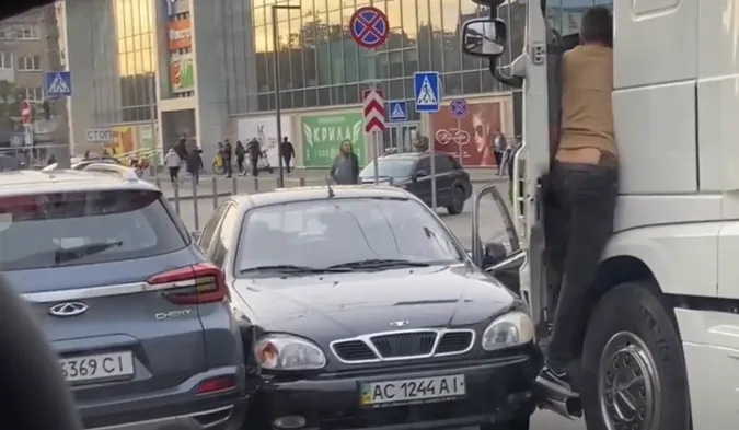 У Луцьку на Рівненській вантажівка не розминулась із двома легковиками (відео)