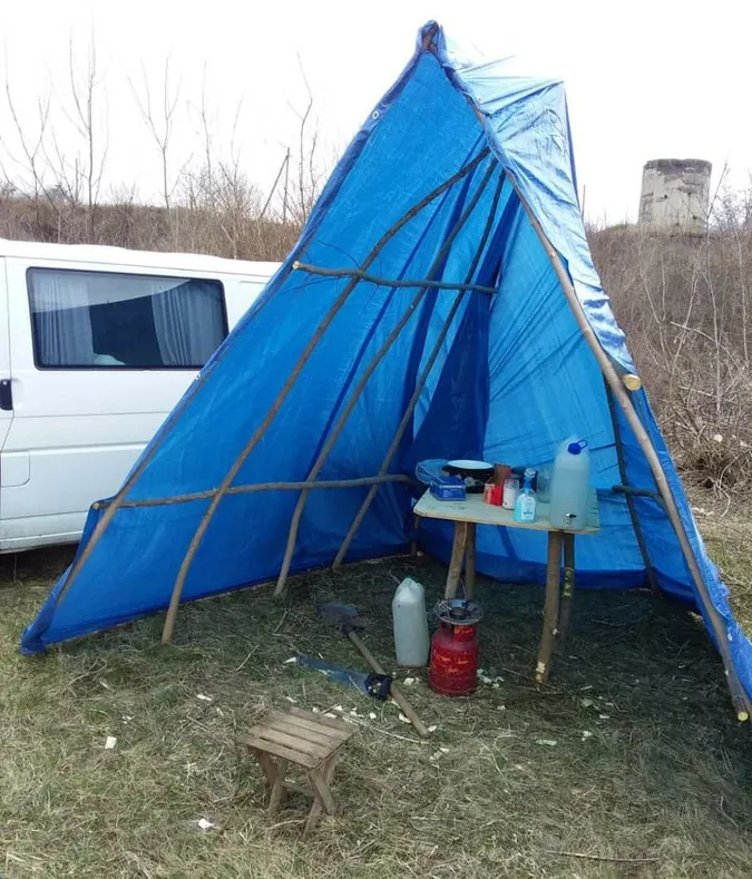 Українець після поїздки в Італію самоізолювався на березі річки